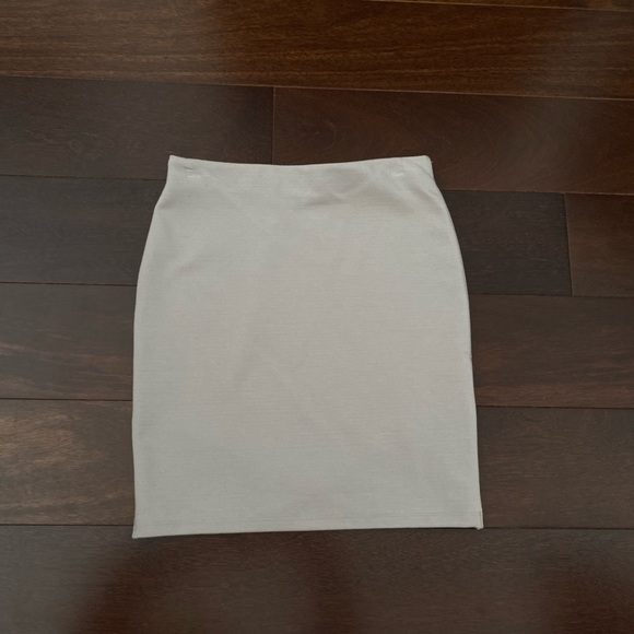 Size XS - Aritzia -Talula primrose skirt - Picture 4 of 6